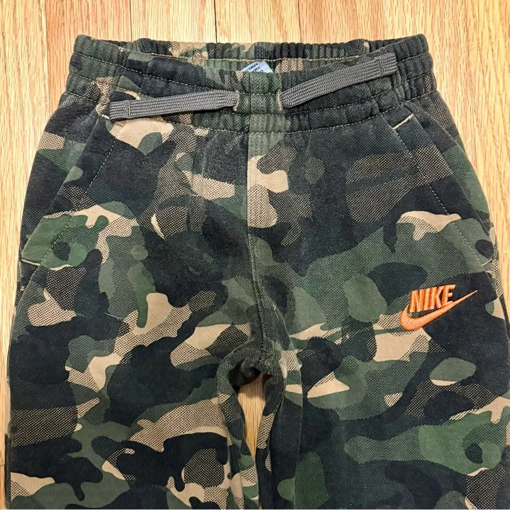 ✨ NIKE ✨ Little Boy’s Camo Set Joggers And Zip Up Hoodie Sweatshirt Sz M 5-6yrs - Picture 3 of 10